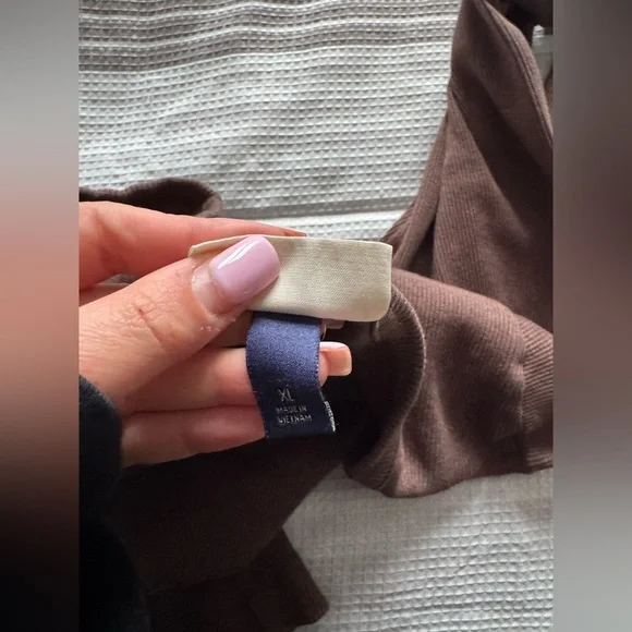 Women's Long Sleeve Ribbed V-Neck T-Shirt - Universal Thread™ - Picture 5 of 6